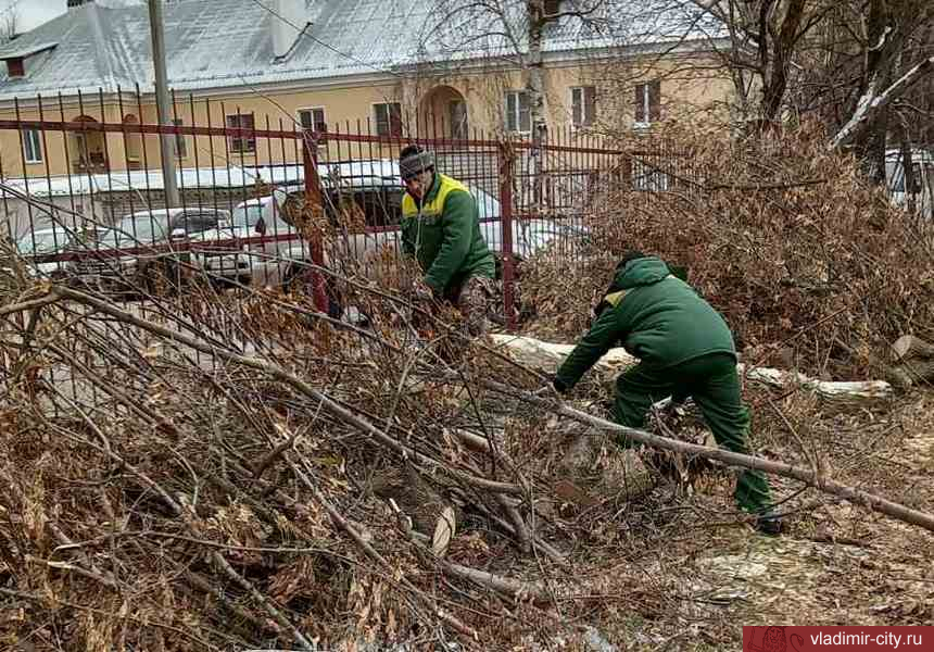 Рабочие МКУ «Благоустройство» наводят порядок на общественных пространствах города
