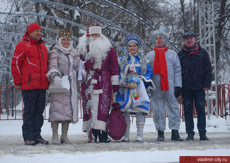 В «Забеге Дедов Морозов» участвовало около 500 владимирцев