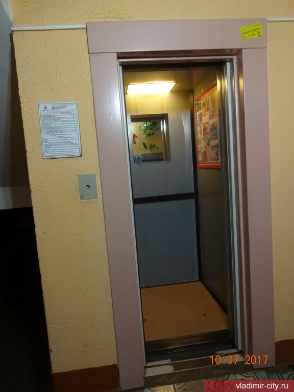 Яркий информационный стенд - даже в кабине лифта (ул. Соколова-Соколенка, 27)