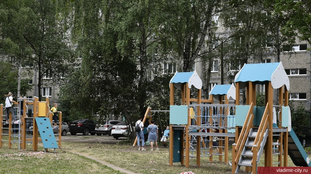 Во владимирских дворах устанавливаются новые детские площадки