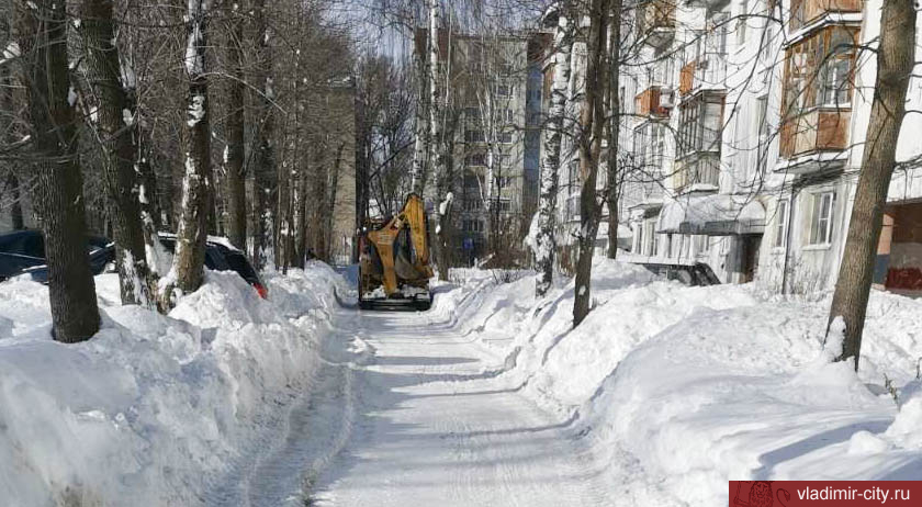 Снег в городских дворах убирают 40 единиц техники и более 700 дворников