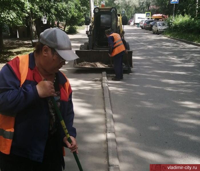 Во Владимире продолжаются плановые работы по летней уборке города