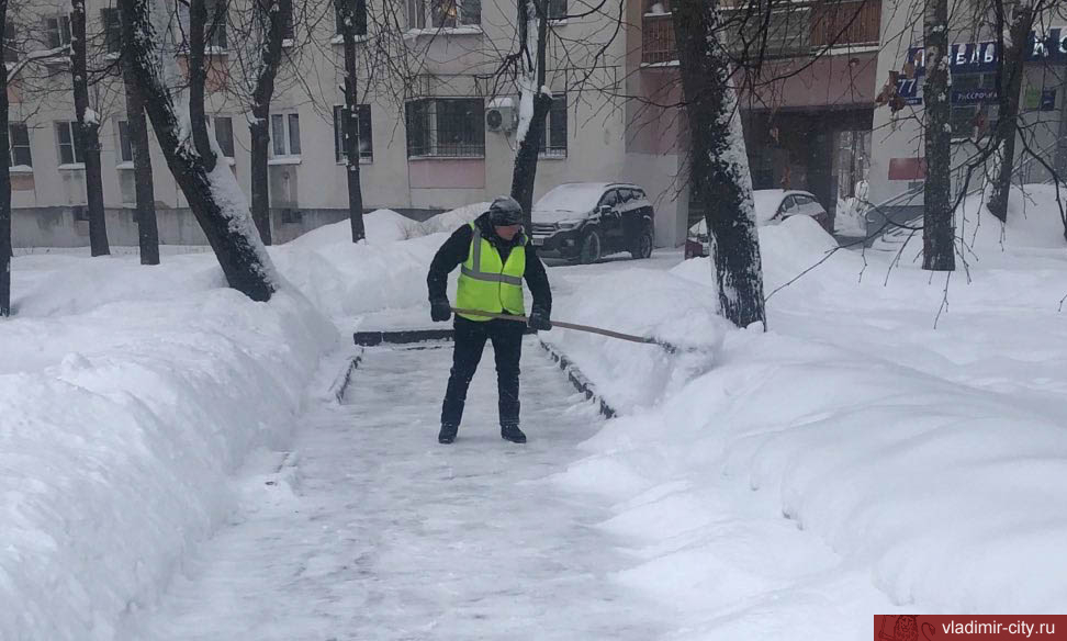 Рабочие и техника МКУ «Благоустройство» убирают общественные пространства Владимира от снега