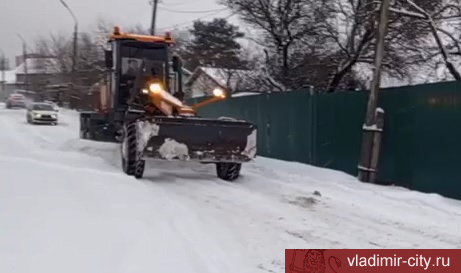 Владимирские коммунальщики круглосуточно убирают снег с улиц города