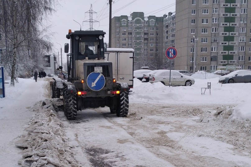 Город убирают 53 единицы техники и 70 рабочих ручной снегоуборки