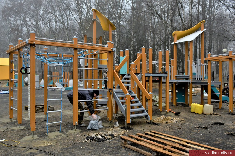 В Центральном парке на улице Мира завершают монтаж детского городка
