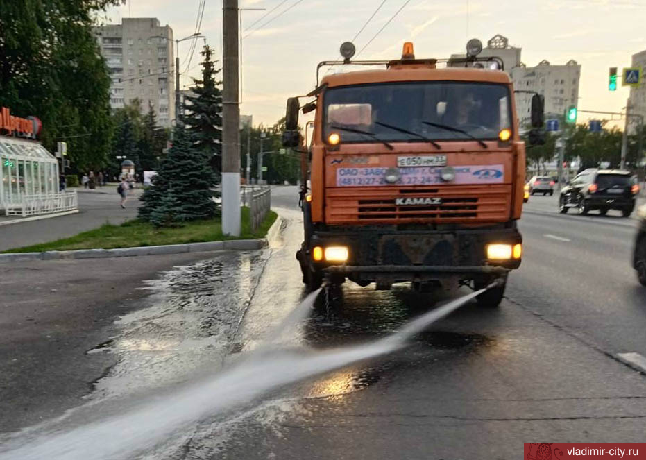 Владимирские коммунальщики продолжают летнее благоустройство города