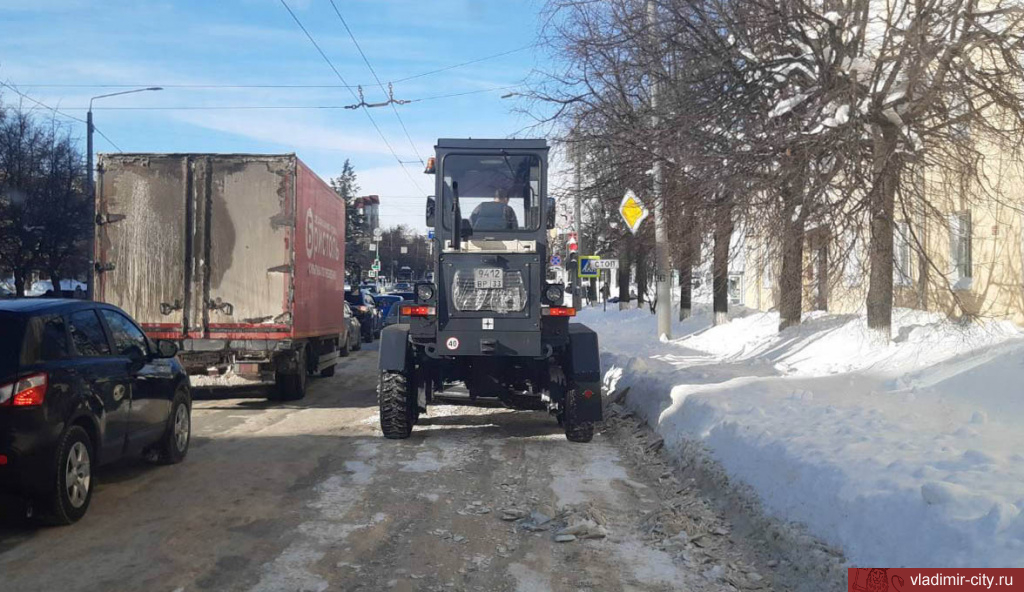 Коммунальные службы продолжают очистку улиц города от снега