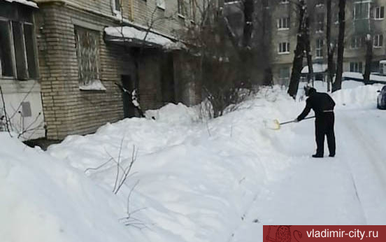 Снег в городских дворах убирают 40 единиц техники и более 700 дворников