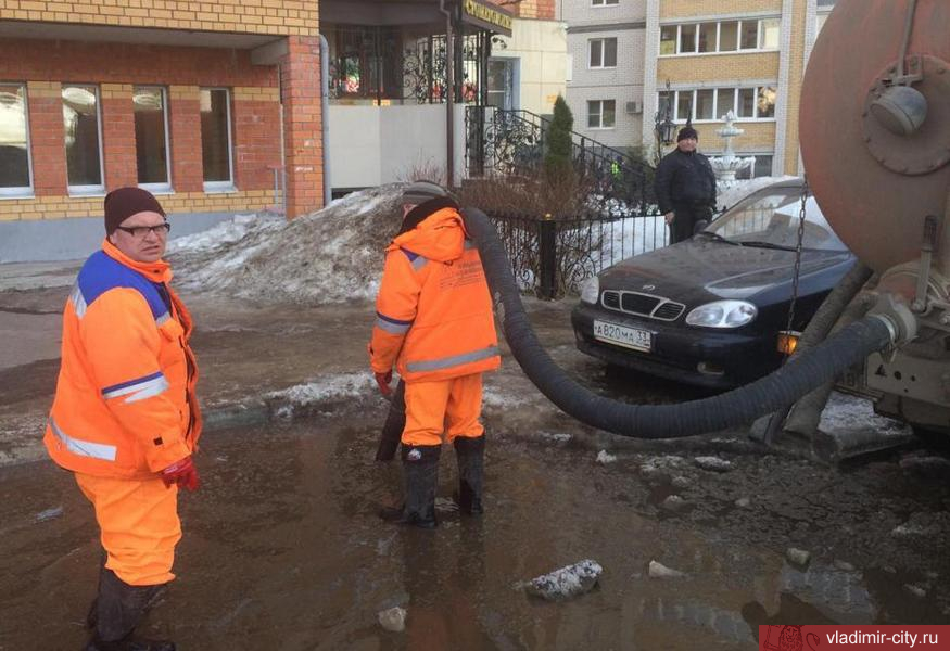 «Владимирводоканал» ведет откачку талых вод с улиц города