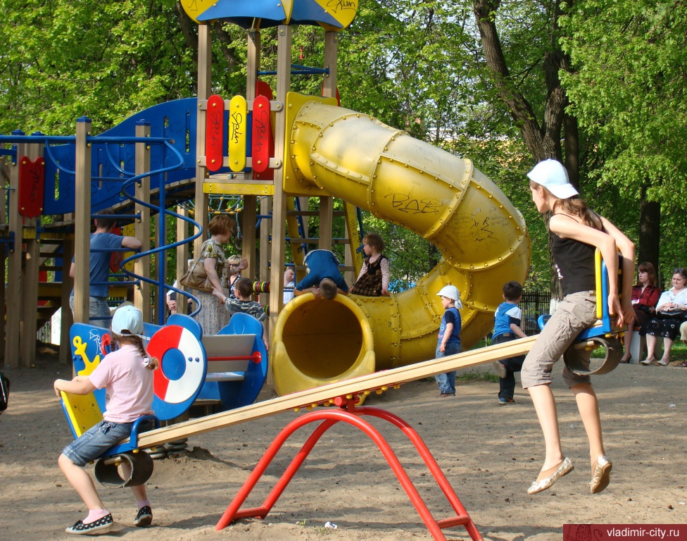 Андрей Шохин привлек общественников к проверке детских площадок
