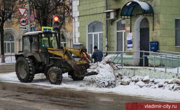 Коммунальные службы продолжают круглосуточную уборку снега с улиц Владимира