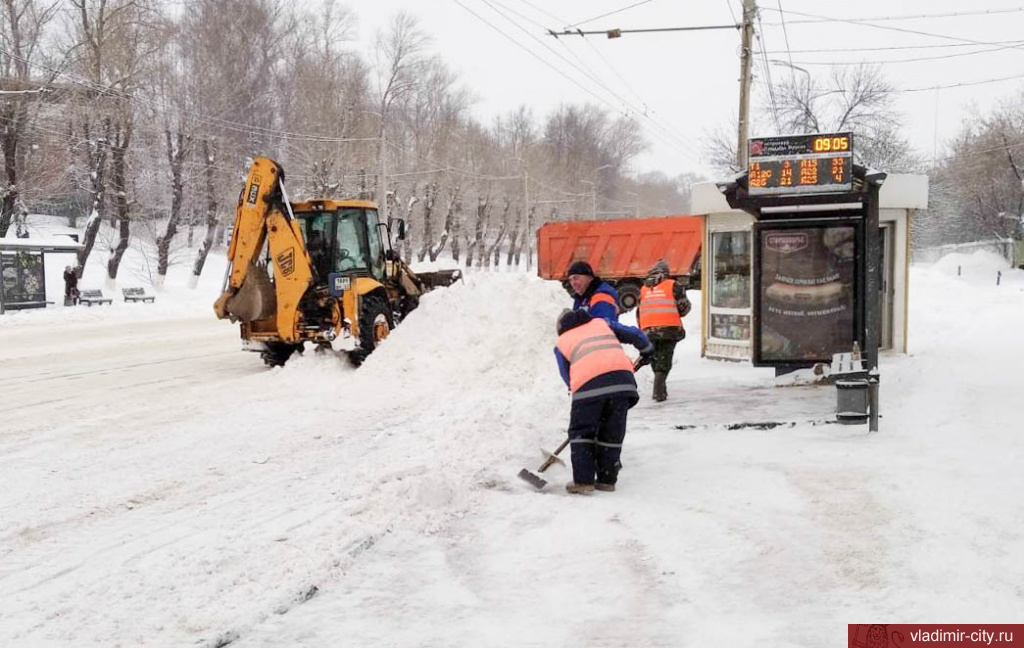 57 единиц техники и 70 рабочих «ЦУГД» продолжают уборку снега с улиц города
