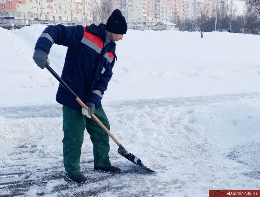 Снег в городе убирают 57 единиц техники и 68 рабочих ручной снегоуборки