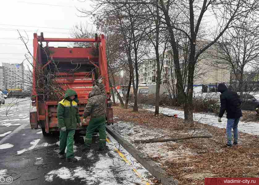 Рабочие МКУ «Благоустройство» очищают от снега и наледи общественные пространства Владимира