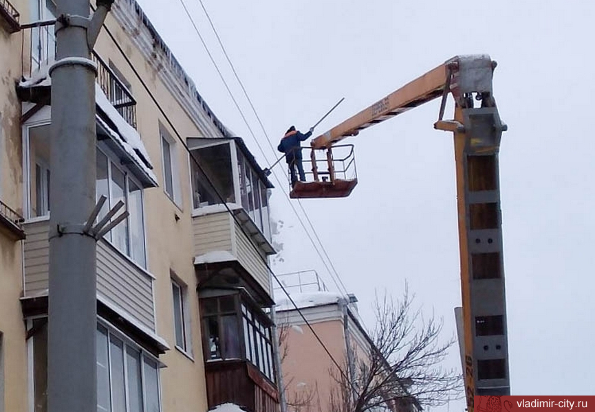 Во Владимире проверили уборку кровель зданий от снега и наледи
