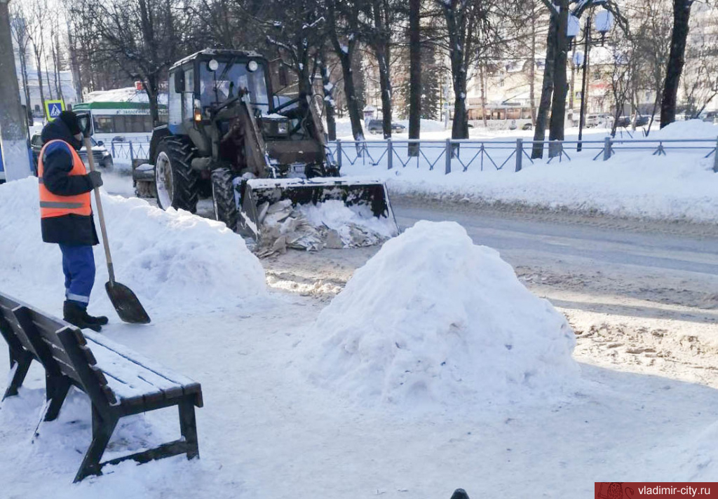 Коммунальные службы продолжают очистку улиц города от снега