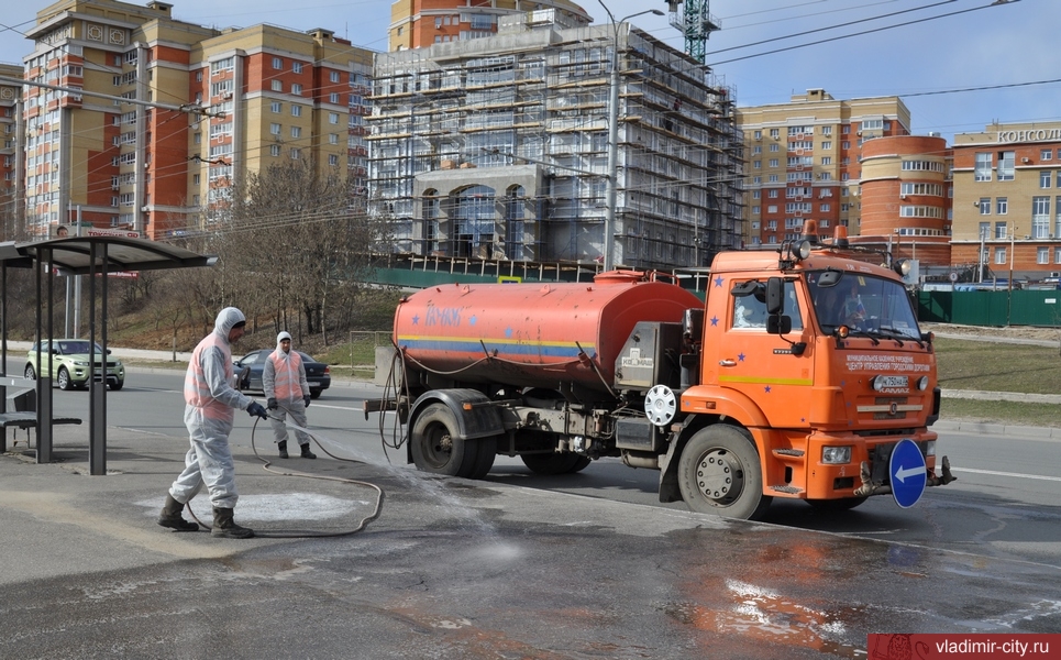 Во Владимире продолжается ежедневная дезинфекция остановок и тротуаров
