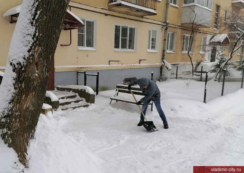 Управляющие компании Владимира очищают городские дворы от снега
