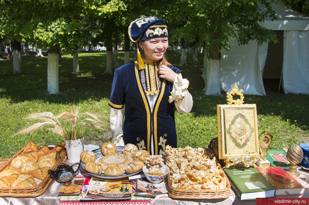Активистка татарской автономии Альбина Валитова угощает национальной выпечкой