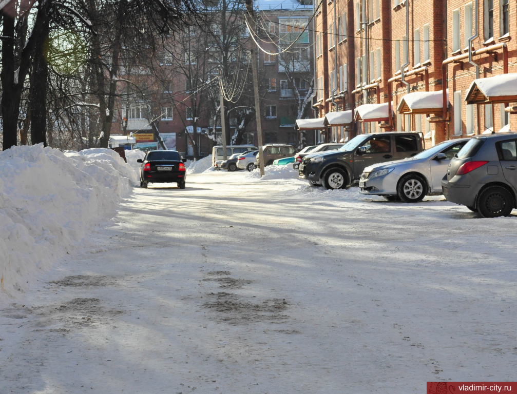 Мэрия ведет ежедневный контроль за очисткой городских дворов от снега
