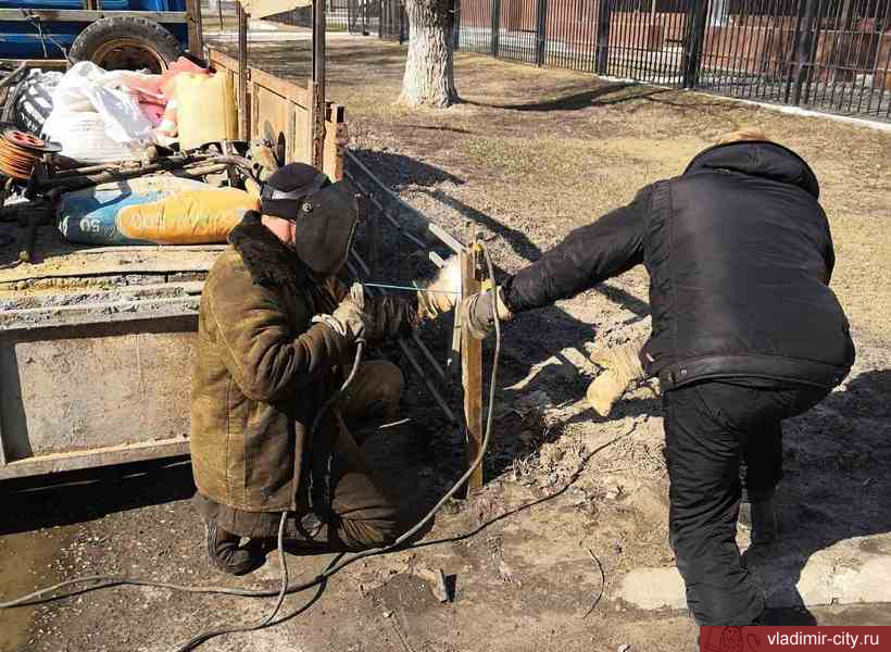 Работники «ЦУГД» продолжают весеннюю уборку улиц Владимира