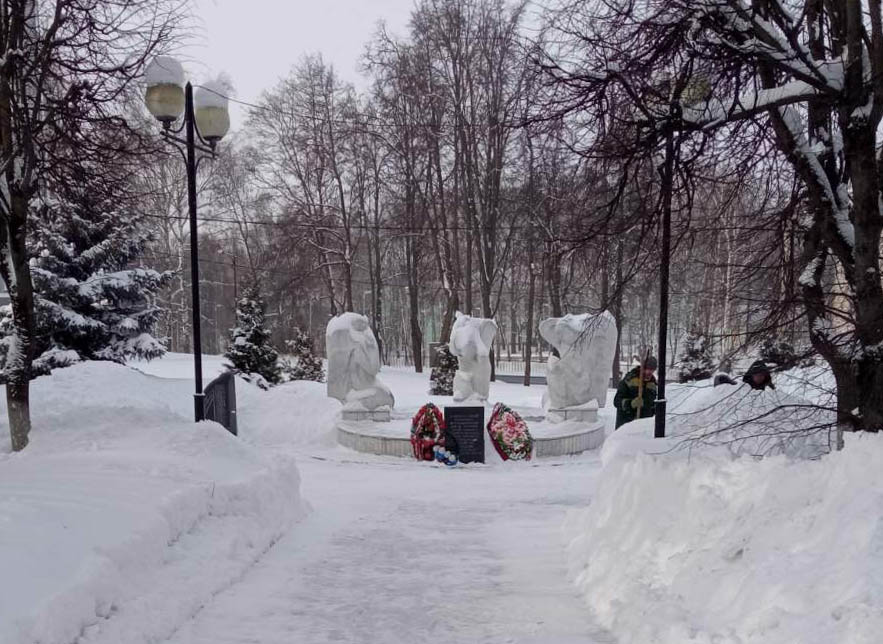 Сотрудники МКУ «Благоустройство» убирают от снега общественные пространства города