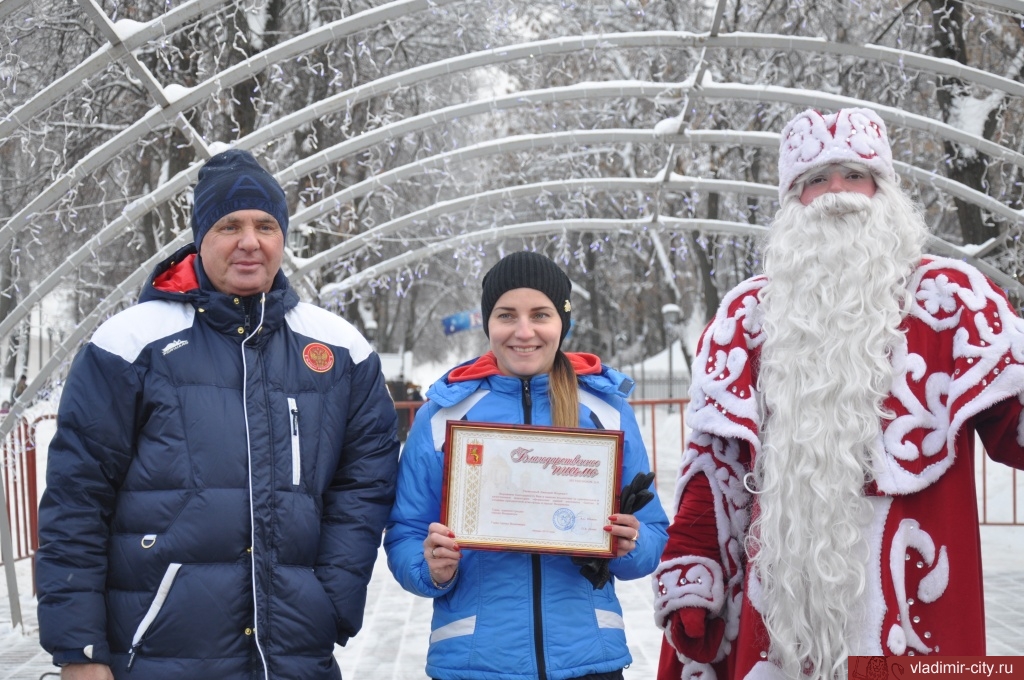 Андрей Шохин наградил владимирцев за лучшее новогоднее оформление зданий и офисов
