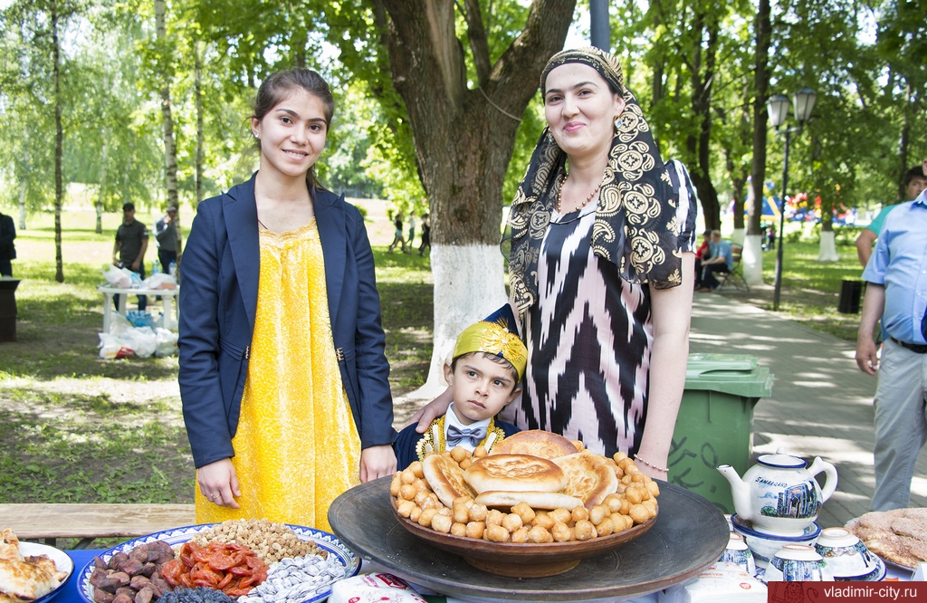 Угощение от хозяек таджикской диаспоры