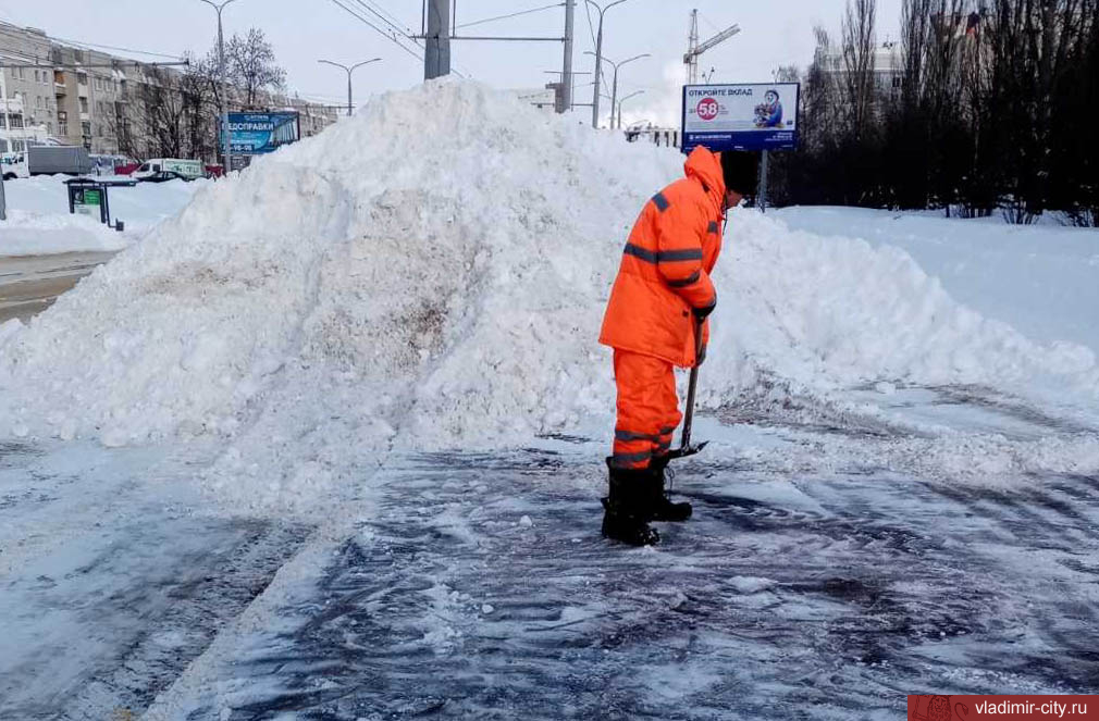 57 единиц техники и 70 рабочих «ЦУГД» продолжают уборку снега с улиц города