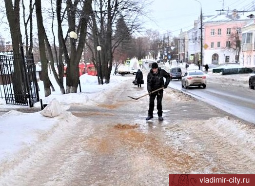 Последствия ледяного дождя: обработка улиц пескосоляной смесью эстетики не добавляет, но жители не должны выходить в город, как на каток 