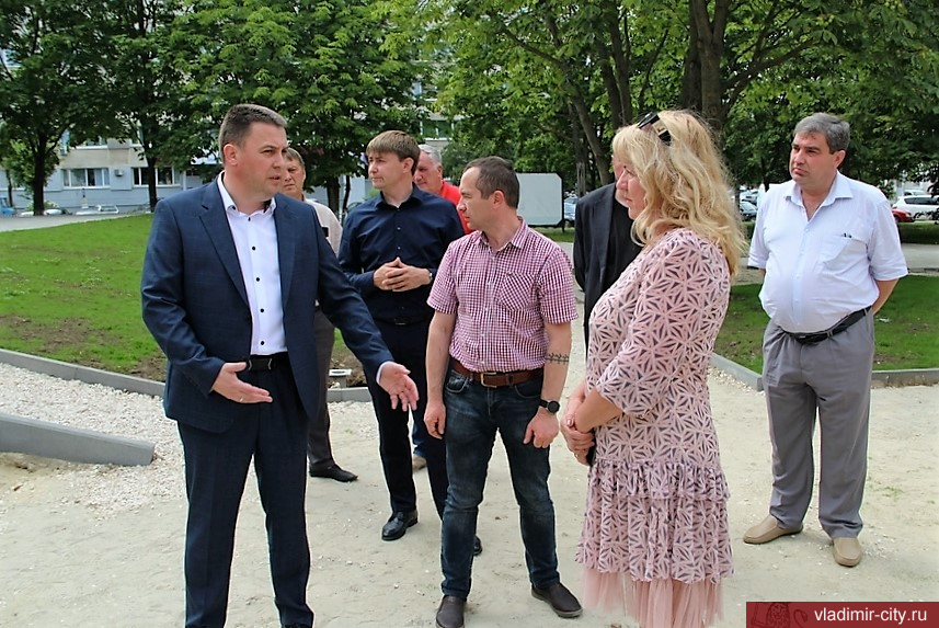 Дмитрий Наумов проверил ход благоустройства Кутузовского сквера